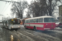 Startovní pozice autobusu i trolejbusu v Jirkově na AN. Velmi dobře je vidět hnusné počasí a břečka na zemi.