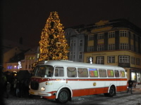 Rozsvícený Betlémský autobus u vánočního stromku na chomutovském náměstí 1. máje